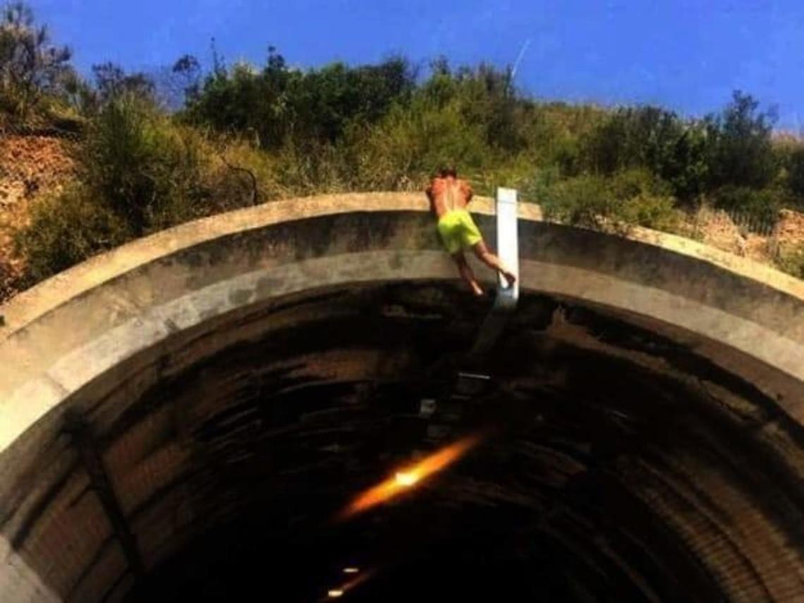 Minaccia di buttarsi dal cornicione della galleria: voleva uccidersi per amore