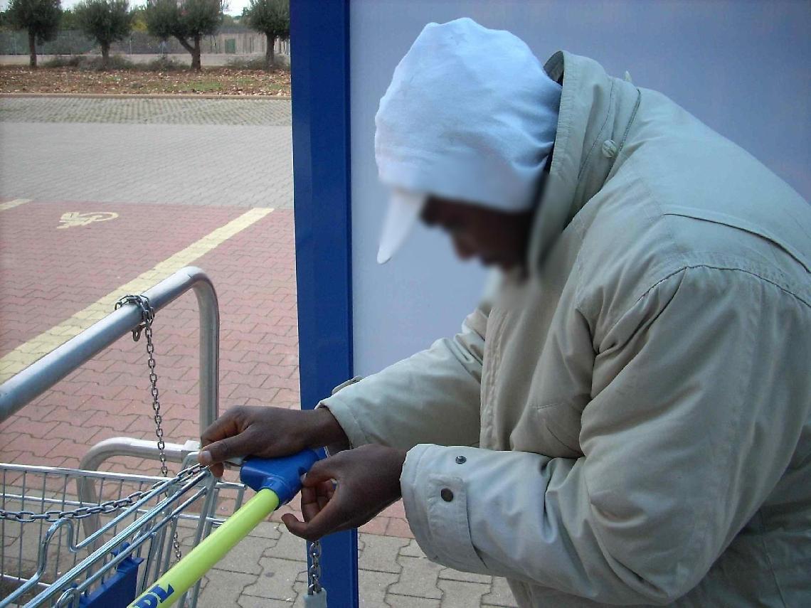 Accattonaggio molesto e aggressivo: migranti e nomadi nel mirino