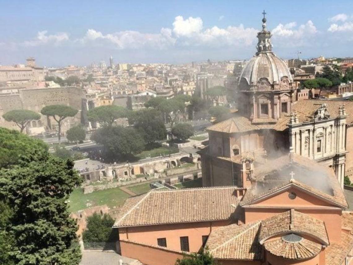 Roma, crolla il tetto della chiesa dove si erano sposati Cirillo e Pallone