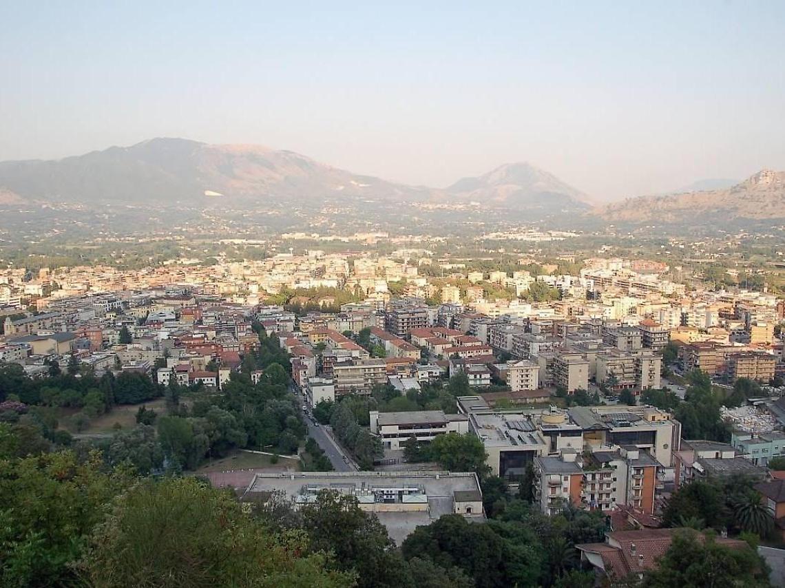 Fogne a cielo aperto in città, cittadini indignati: la polemica