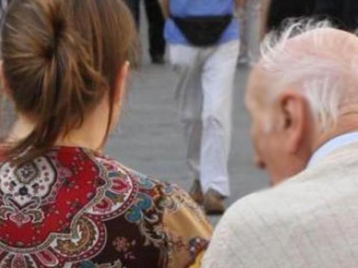 Perde la testa per la badante della madre. E cerca di violentarla, ora è nei guai