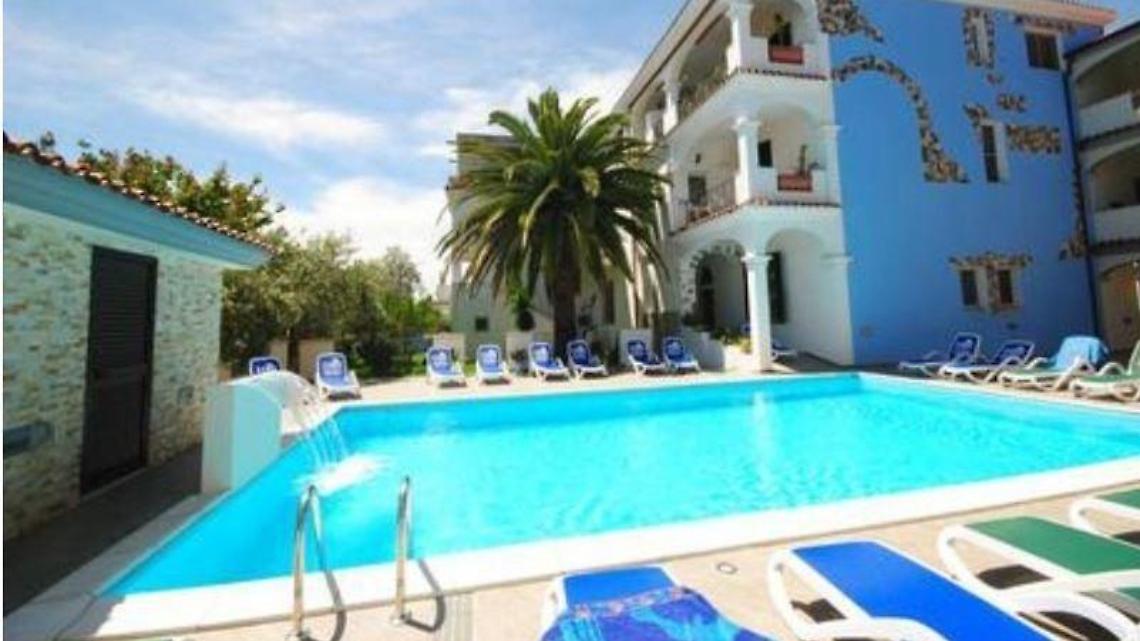 Bimbo di sette anni muore annegato in piscina, voleva recuperare un giocattolo