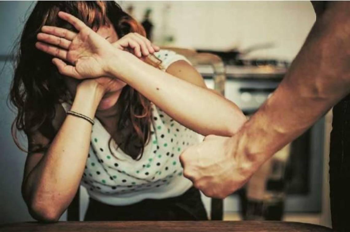 Marito ubriaco picchia la moglie, la donna trova il coraggio di dire basta