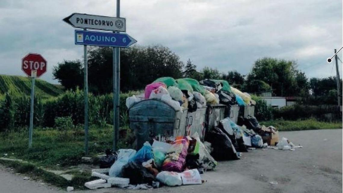 Emergenza rifiuti: situazione fuori controllo e spuntano anche bombole del gas