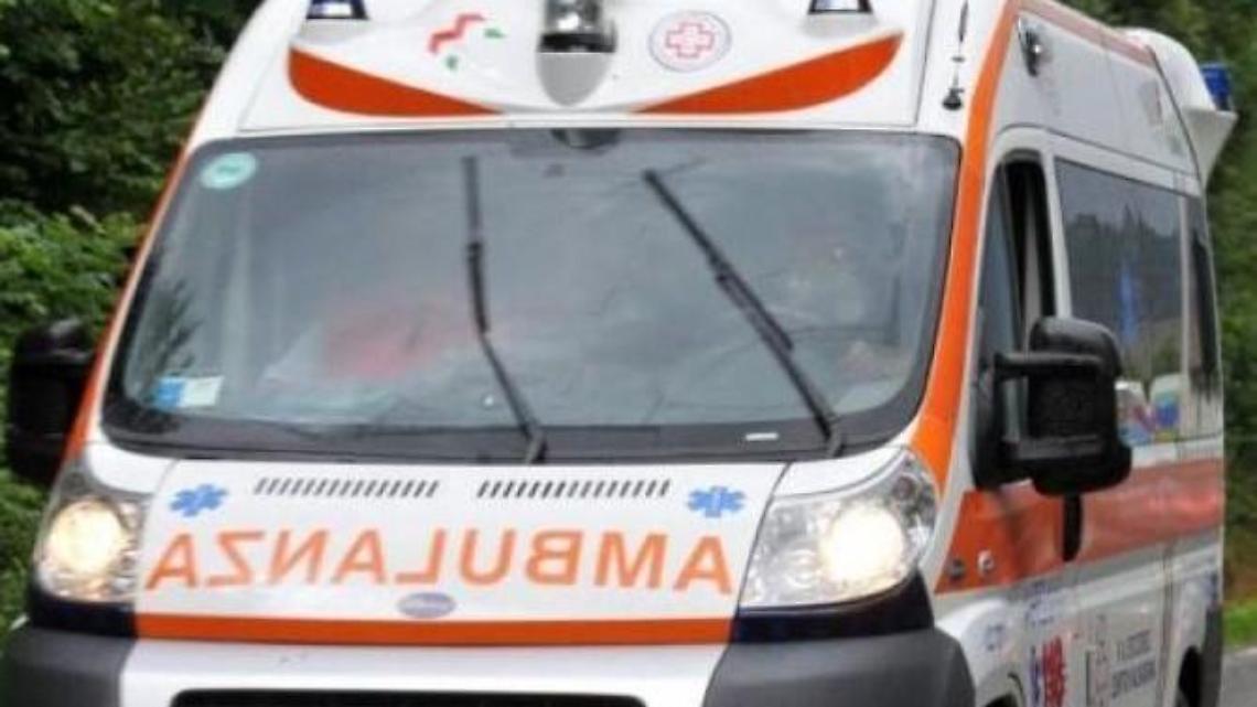 Frontale tra due auto, impatto violentissimo: ferita una giovane