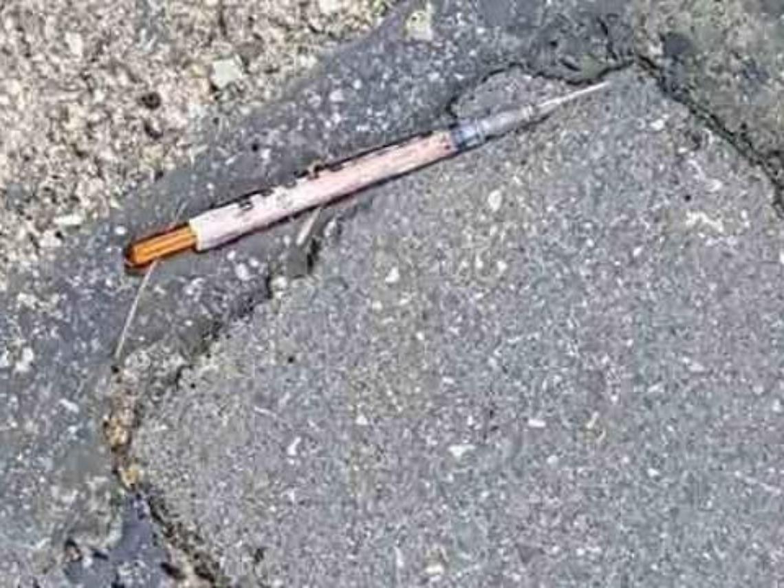 Siringhe e fazzoletti imbevuti di sangue nel centro storico, residenti indignati