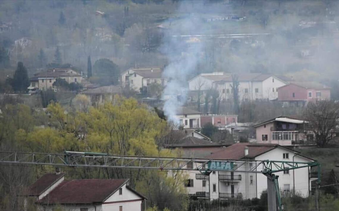 Roghi illegali, nube di fumo avvolge le campagne: malesseri fra i cittadini