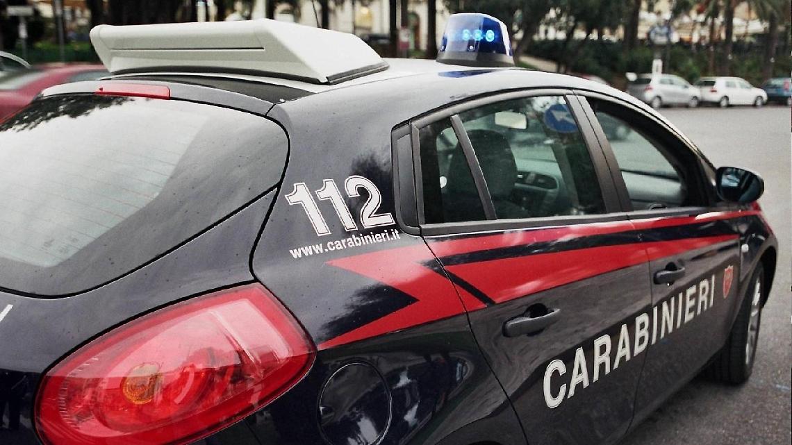 Va a cercare funghi e trova una pistola, rintracciato il proprietario dell'arma
