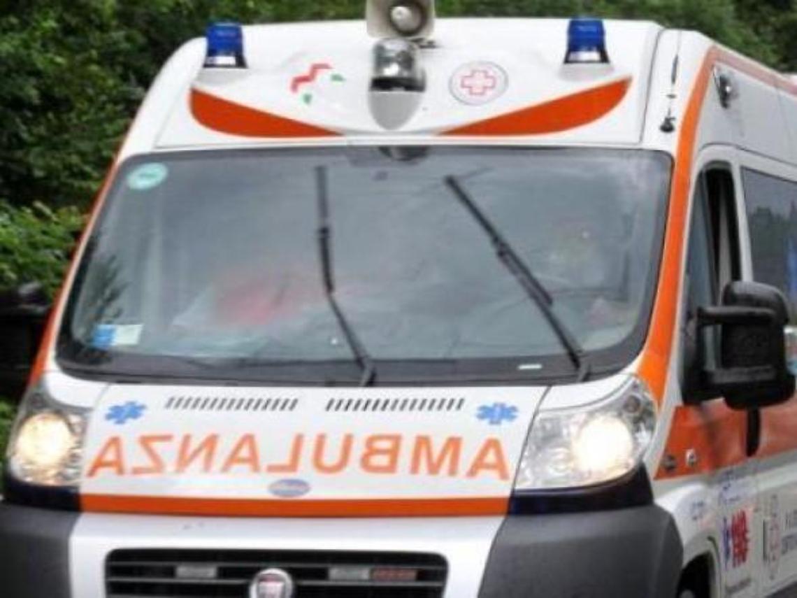 Si accascia sotto gli occhi della figlia: giovane mamma muore sul colpo