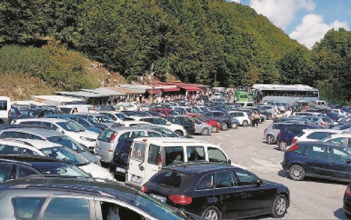 Odissea per gli anziani del centro sociale: il pellegrinaggio diventa un incubo