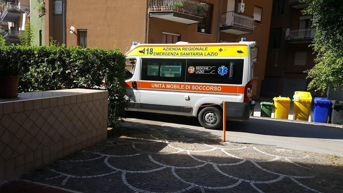 La badante esce per la spesa: anziana cade in casa e rischia grosso