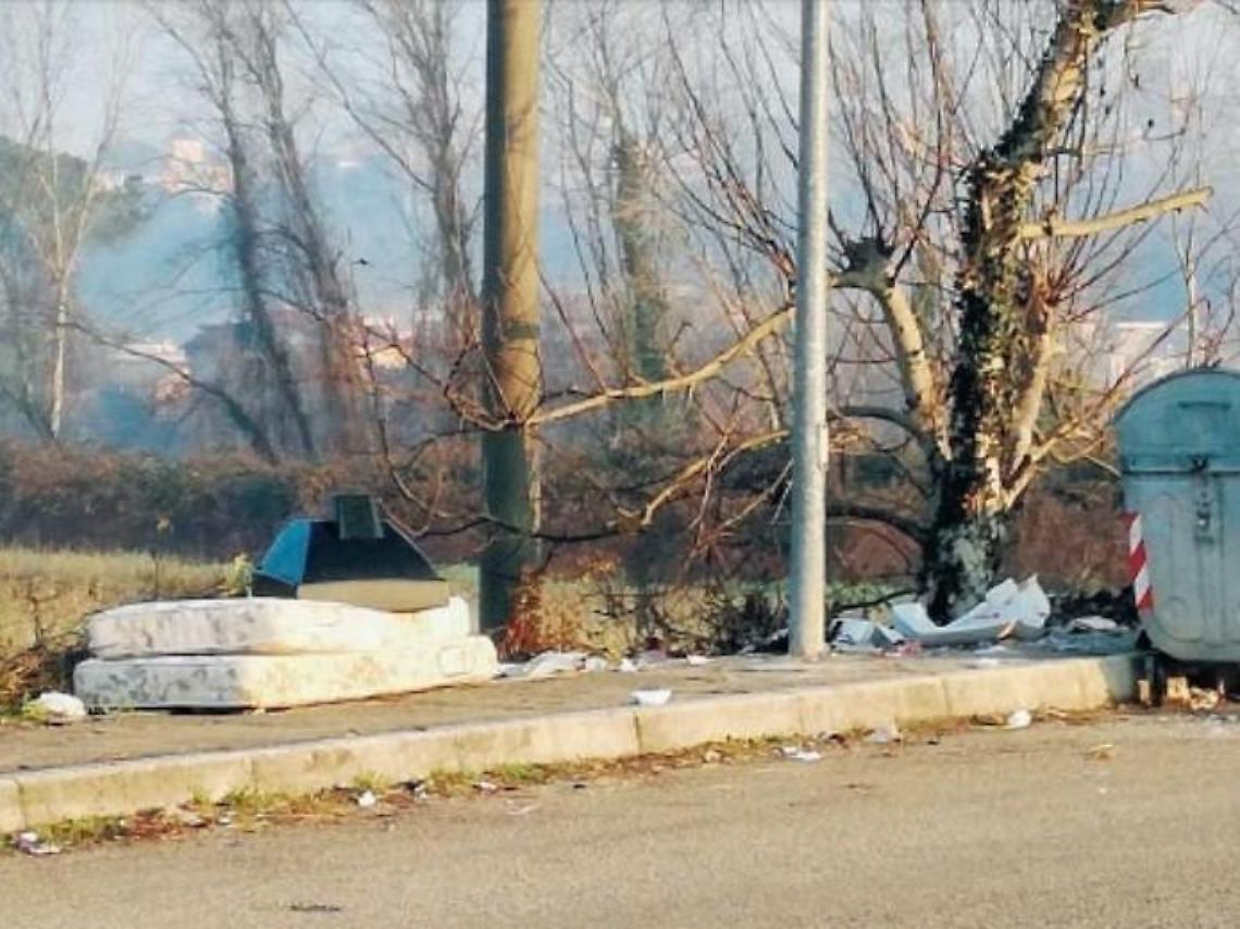 Rifiuti abbandonati e discariche abusive: è emergenza ingombranti