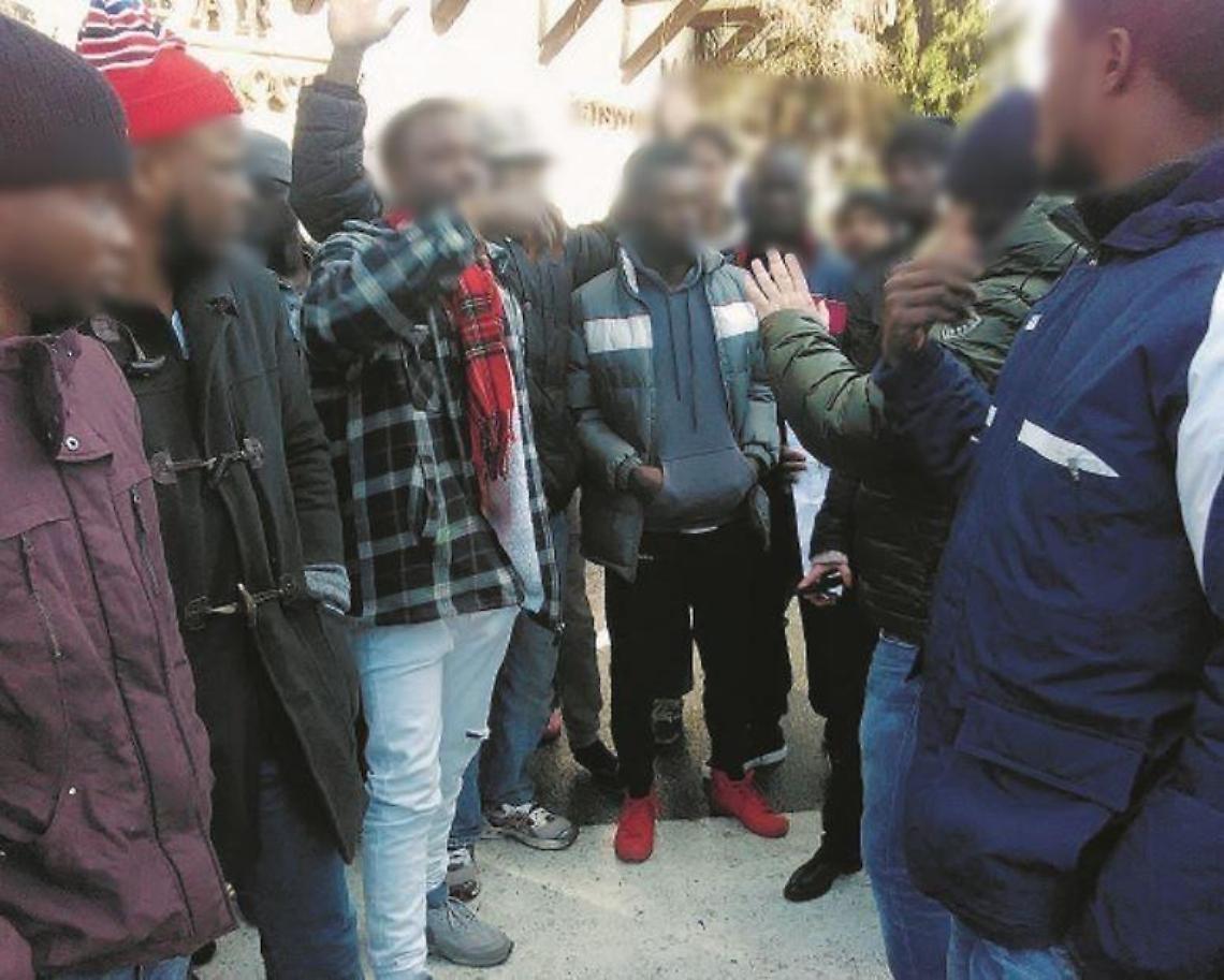 Minacce, percosse, sassate e violenze contro i profughi: studenti nei guai