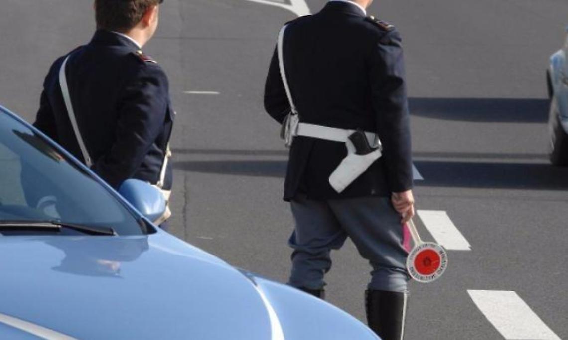 Pericoloso latitante arrestato in autostrada: a suo carico un mandato di cattura