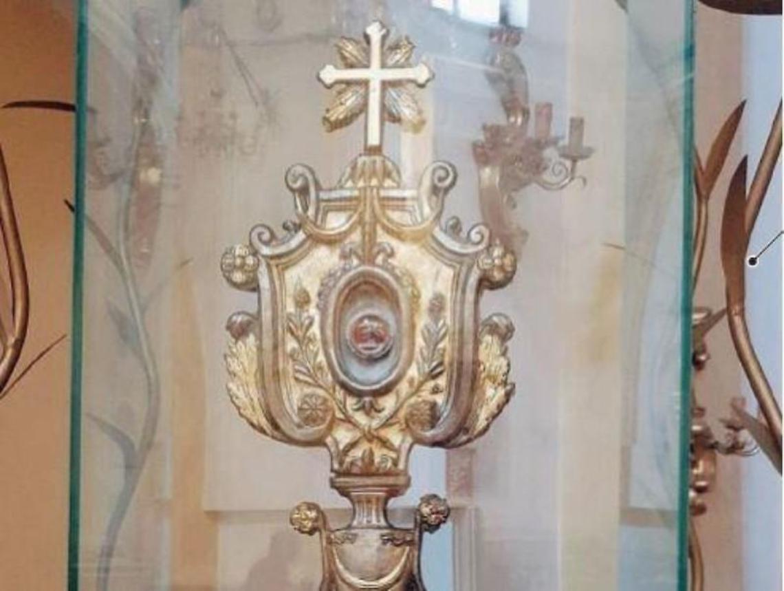 Un giovane tenta di rubare una preziosa reliquia, interviene il parroco
