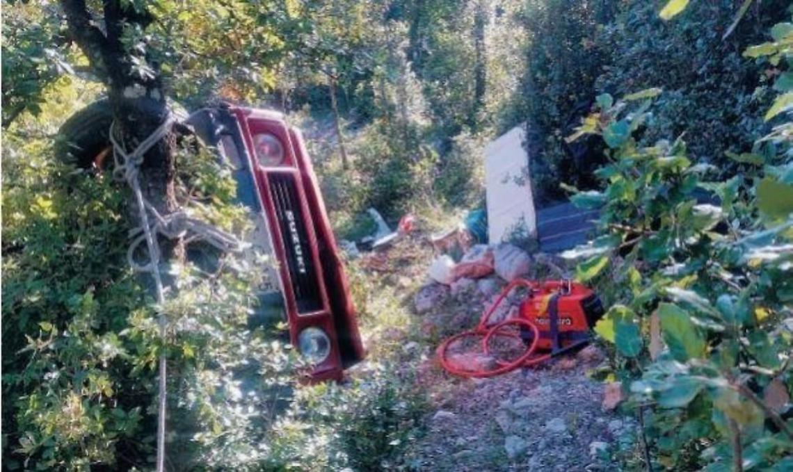 Con l'auto nella scarpata, muore un uomo: colpa di una manovra sbagliata