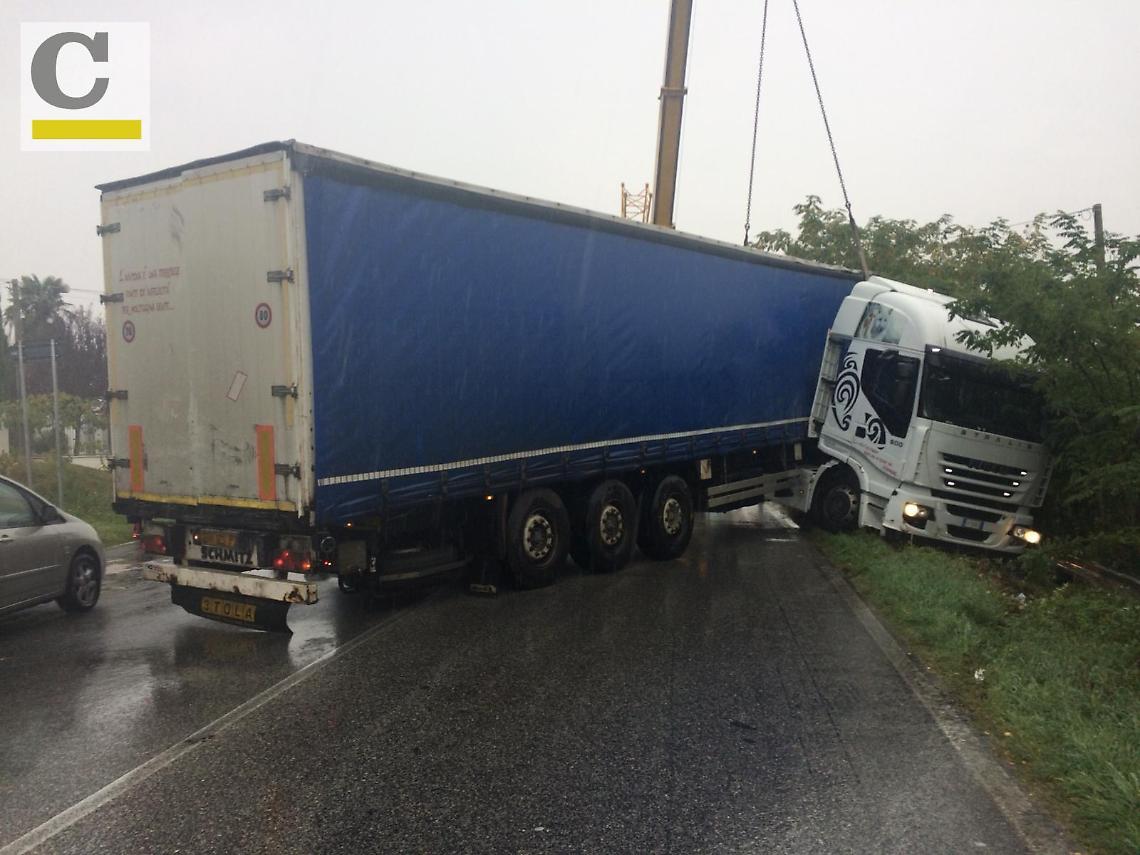 Tir sbanda ed esce fuori strada: grande paura per l'autista