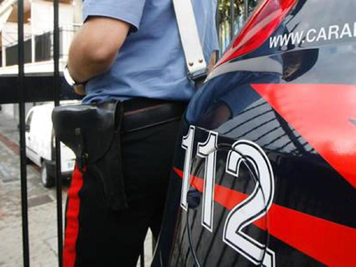 Con coltelli e pistole in auto: un uomo finisce nei guai