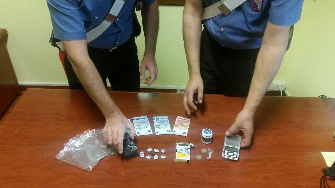 Baby pusher sorpreso a spacciare droga ad un suo coetaneo: 17enne in manette