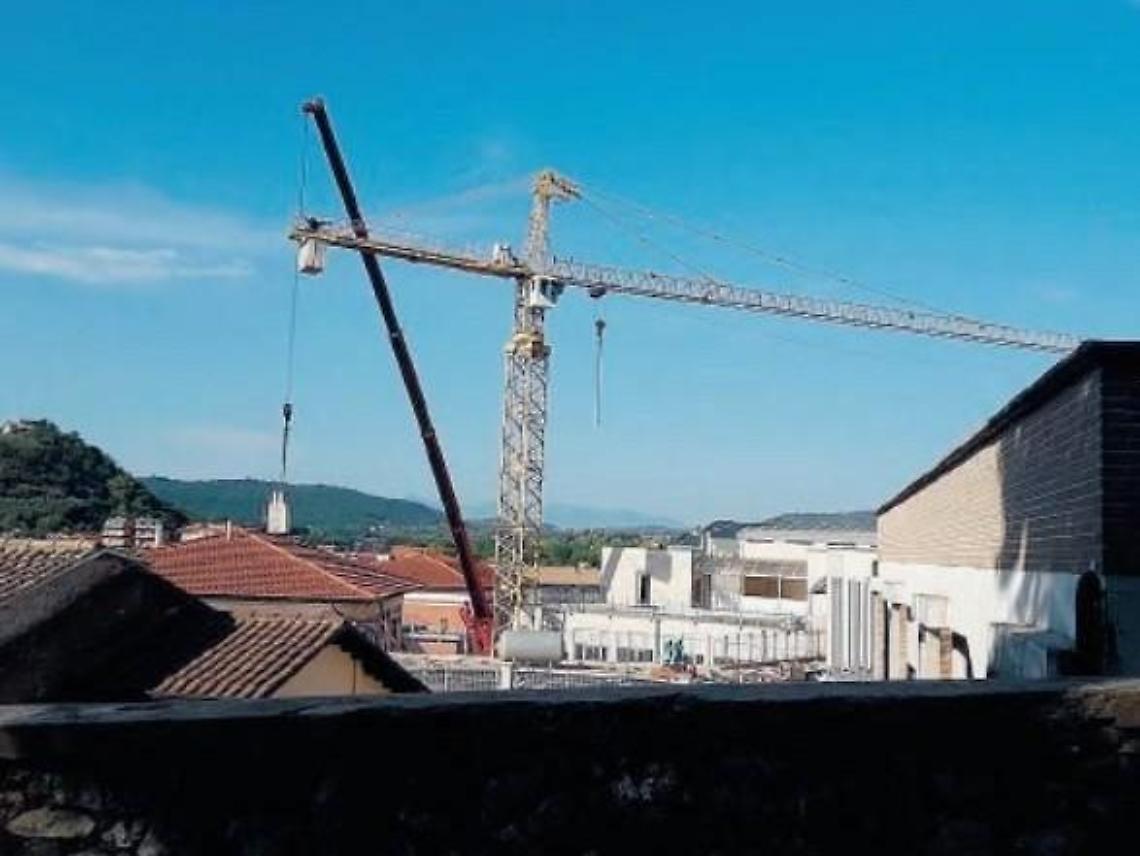 Isola del Liri, la gru che per anni ha svettato nel centro storico verrà rimossa