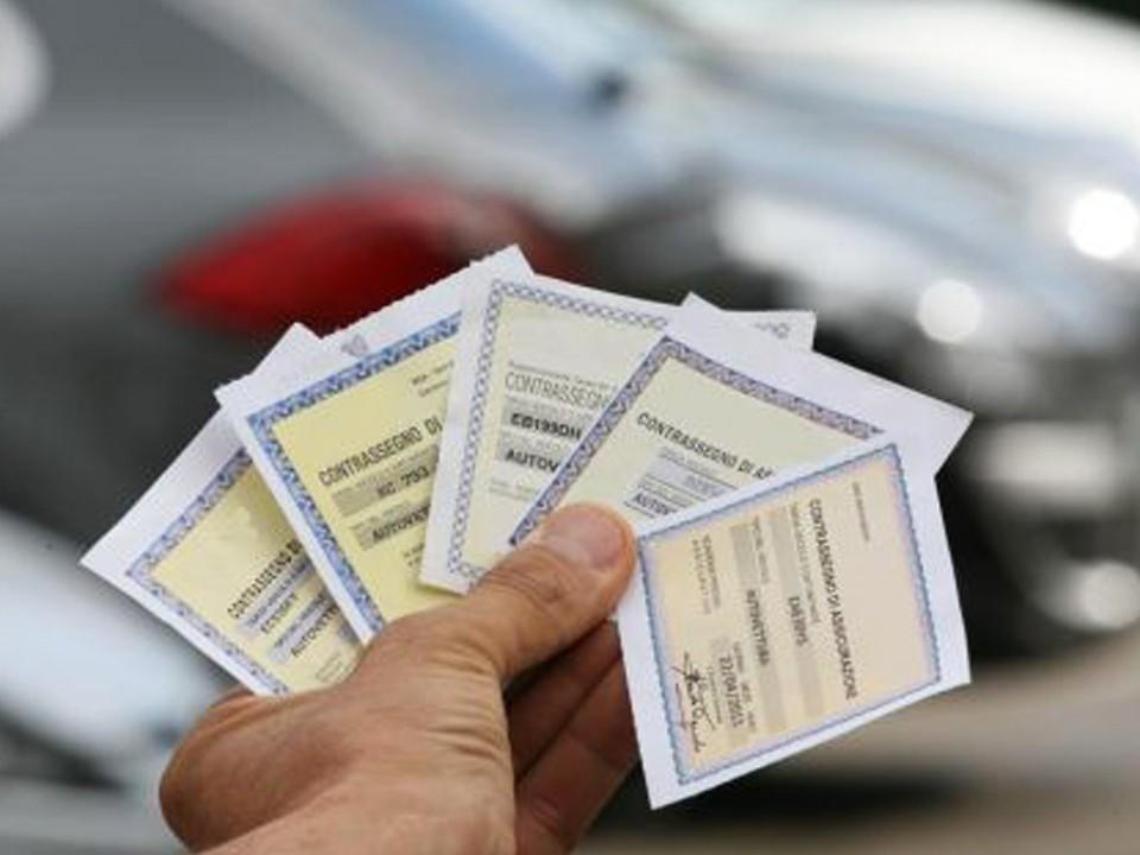 Truffa all'assicurazione con falsi bonifici: si cercano gli autori della frode