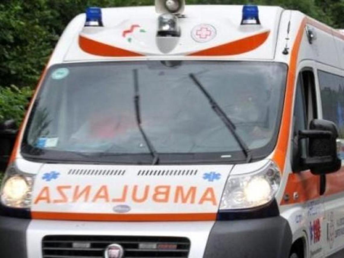 Travolto da un'auto davanti casa: momenti di terrore per un noto artigiano