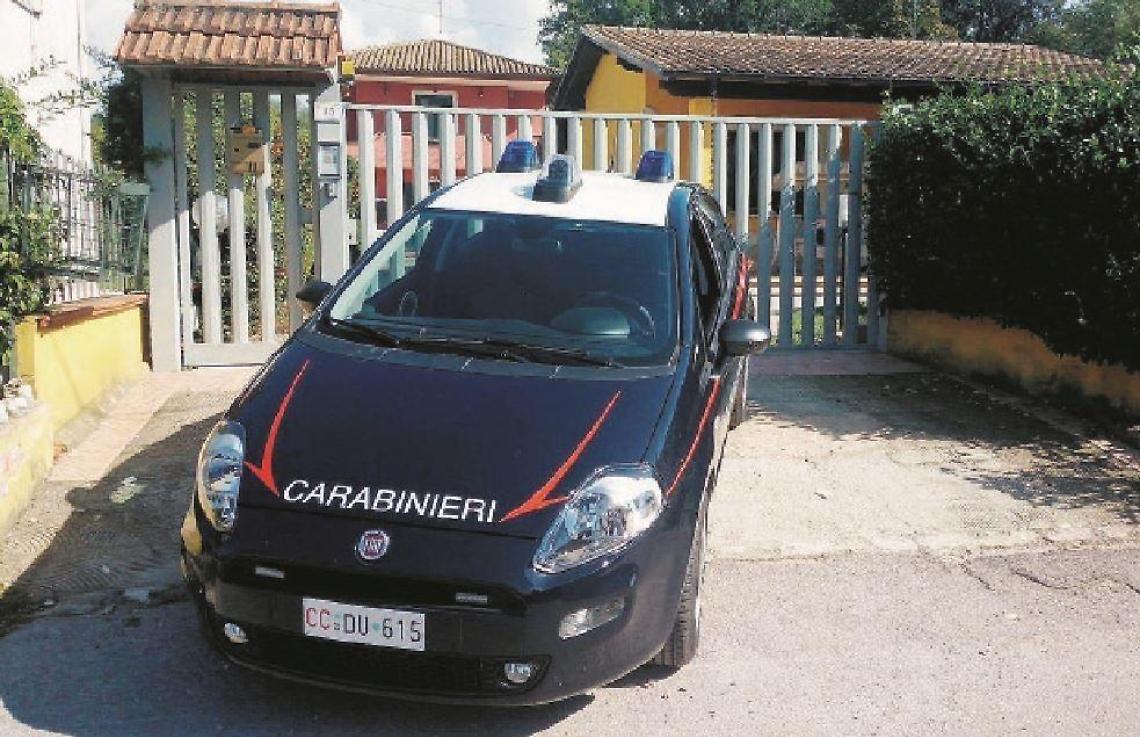Coppia rapinata nella notte: pistola alla tempia e giravite alla gola