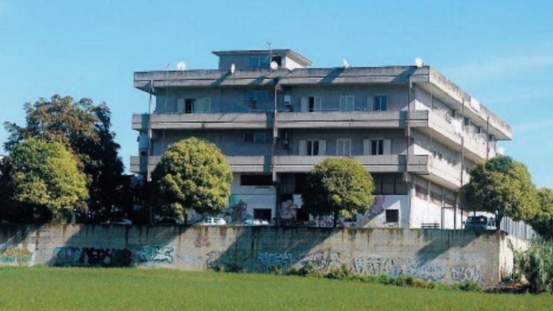 Anagni, ex opificio abusivo e mai demolito trasformato in sedici appartamenti