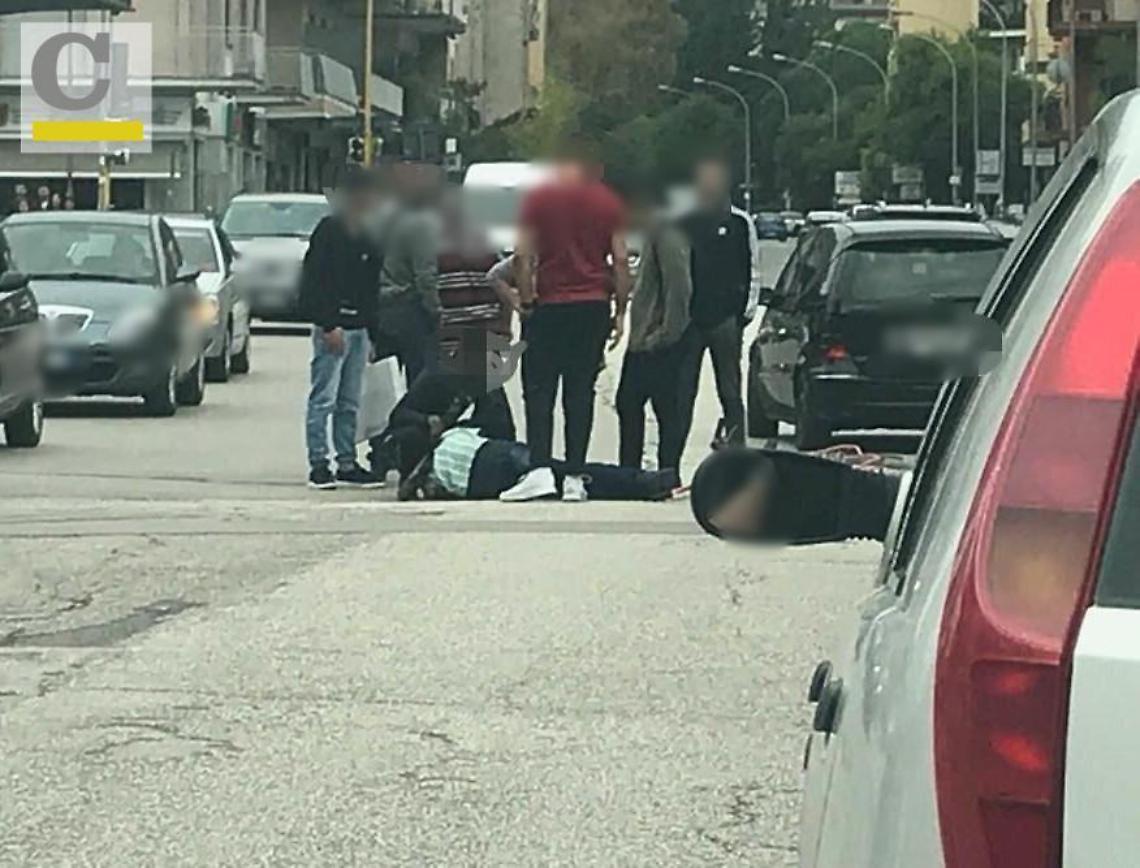 Giovane immigrato investito da un'auto e trovato a terra in un lago di sangue