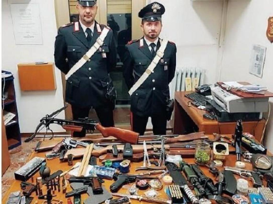 Con un arsenale da guerra e droga in casa: giovane arrestato