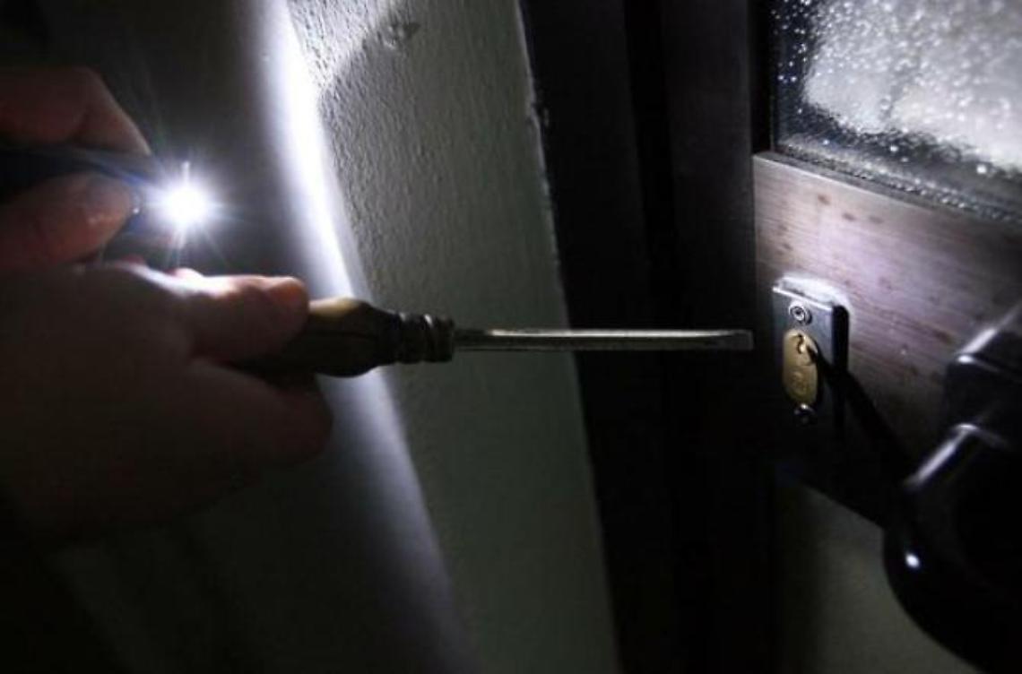 Bande di ladri a caccia di armi e computer: terrore nella notte