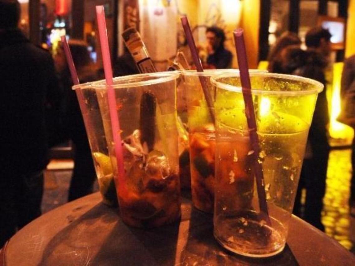 Bicchiere di alcol negato, coppia di coniugi si scaglia contro il barista