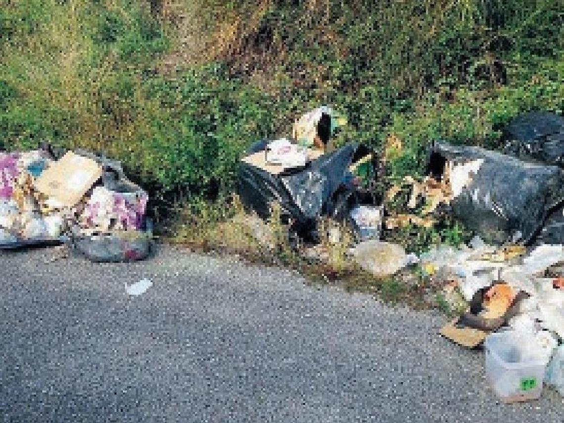 Abbandonano rifiuti ma lasciano documenti nelle buste: due imprenditori nei guai