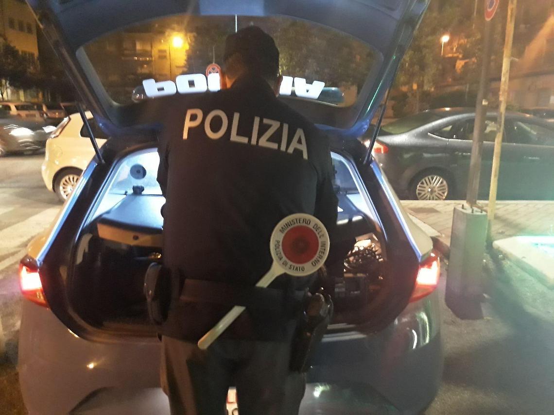 Banconote false e rissa in un locale: due giovani gambiani nei guai