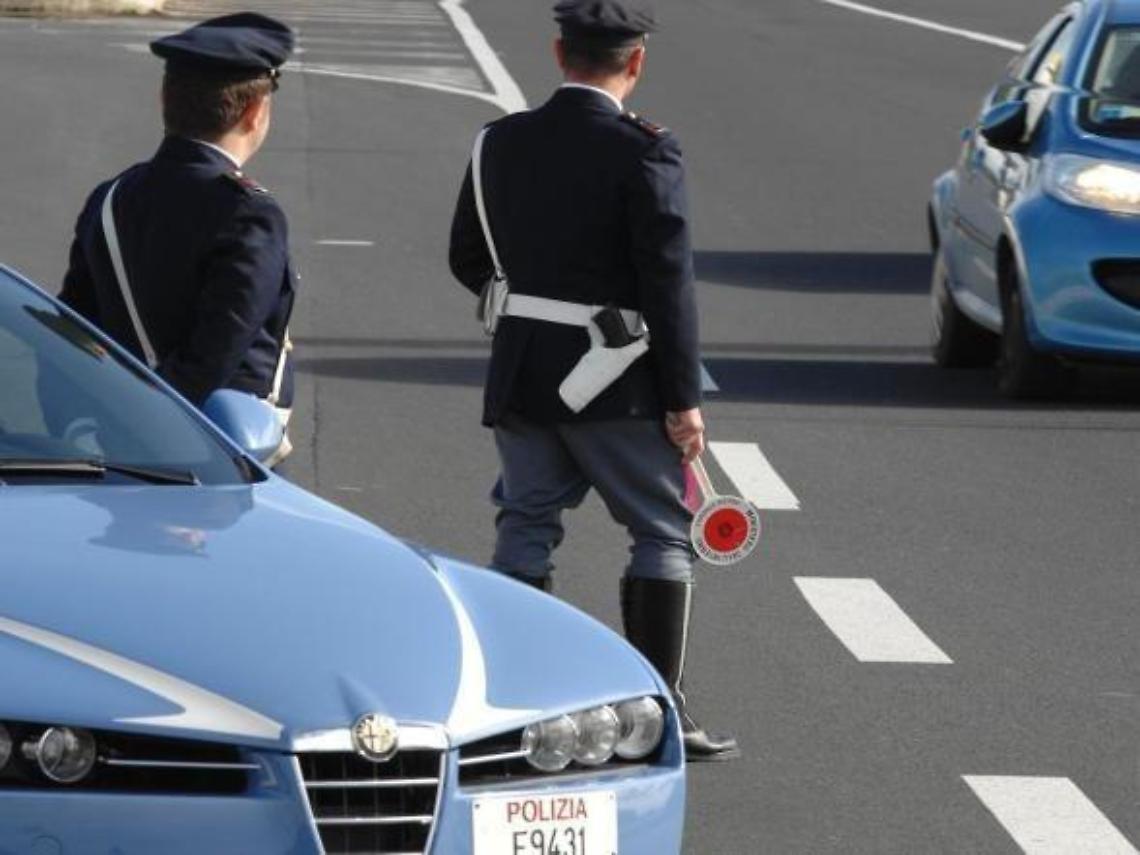 In viaggio sull'A1 con un coltello e targhe false: due polacchi nei guai