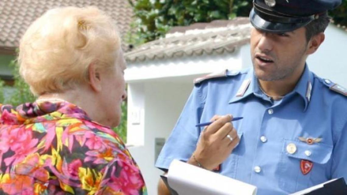 Abbraccia un'anziana, ma solo per rubarle la catenina d'oro: 60enne in manette
