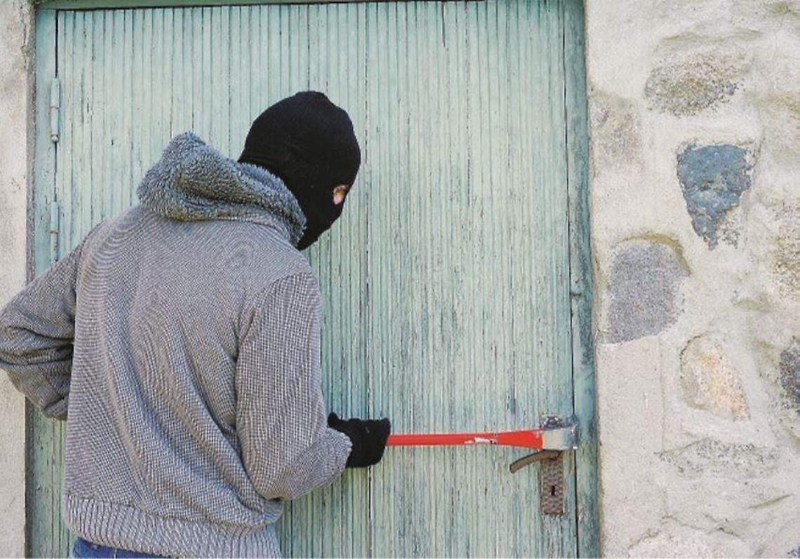 Ferentino, ladri scatenati: saccheggiati scuole, case e uffici. Bottini ricchi