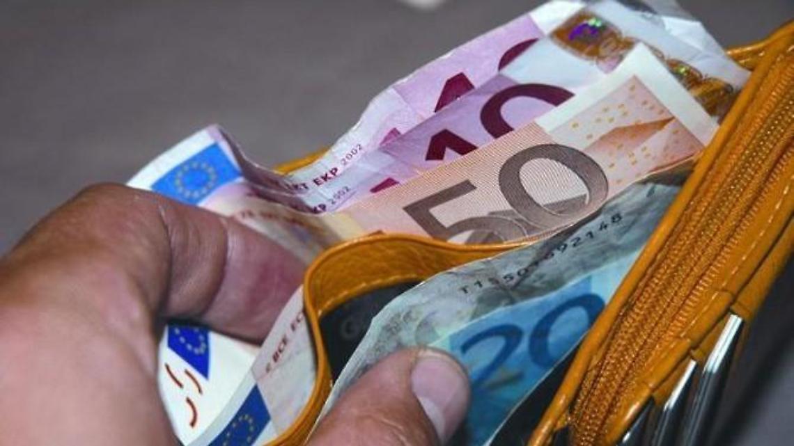 Fa "spesa" e paga con una banconota falsa: 44enne campano nei guai