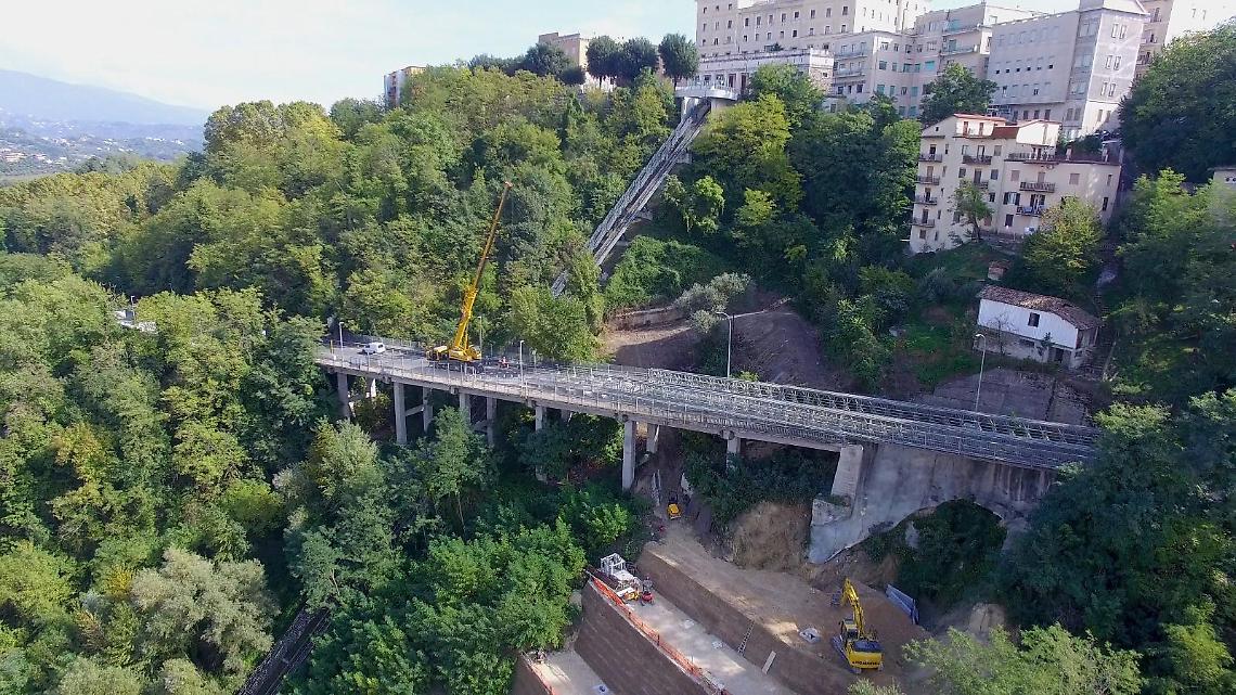 Si smonta il ponte Bailey: le operazioni fermano anche l'ascensore inclinato