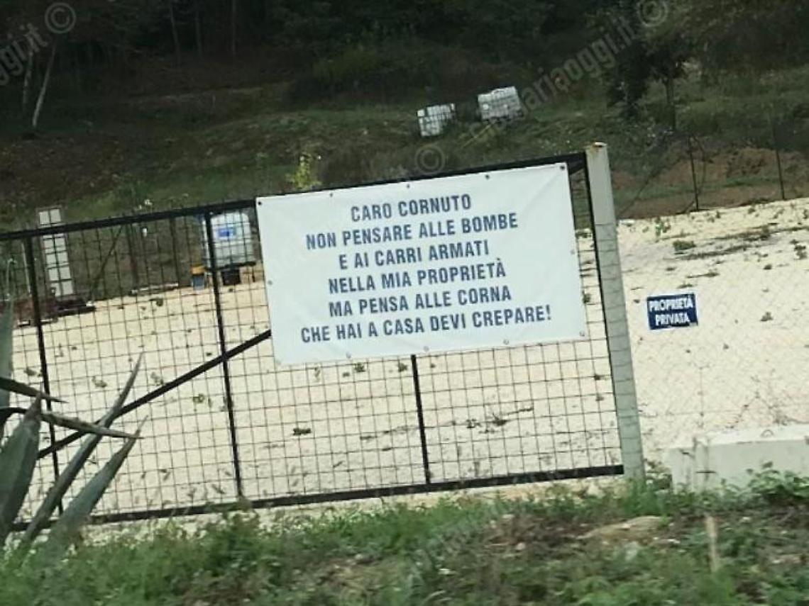 Casilina, un cartello attira l'attenzione dei viaggiatori: ecco cosa c'è scritto