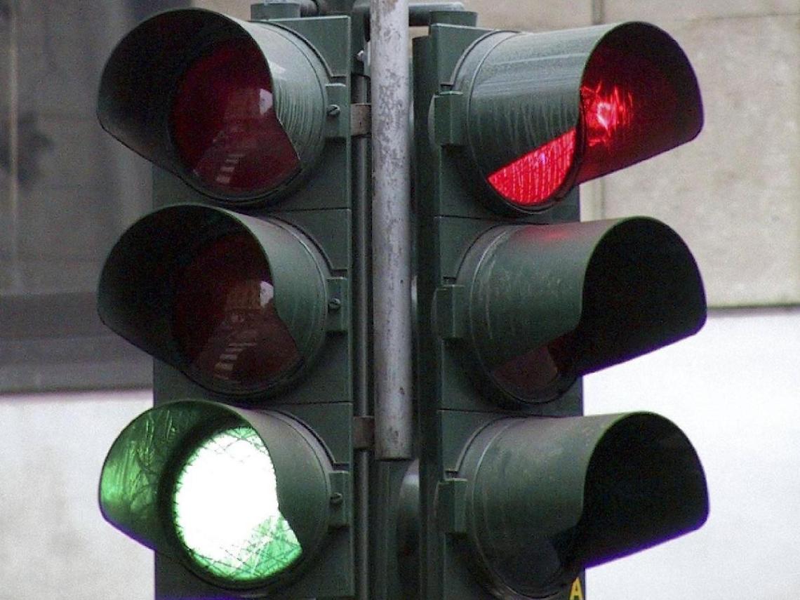 Il temporale danneggia il semaforo: doppio incidente in poche ore