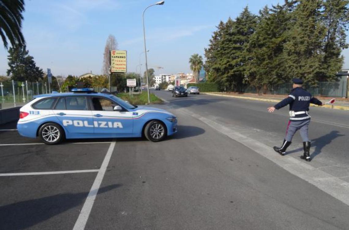 Un'ascia sotto il sedile dell'auto: bloccato 28enne con precedenti per rapina