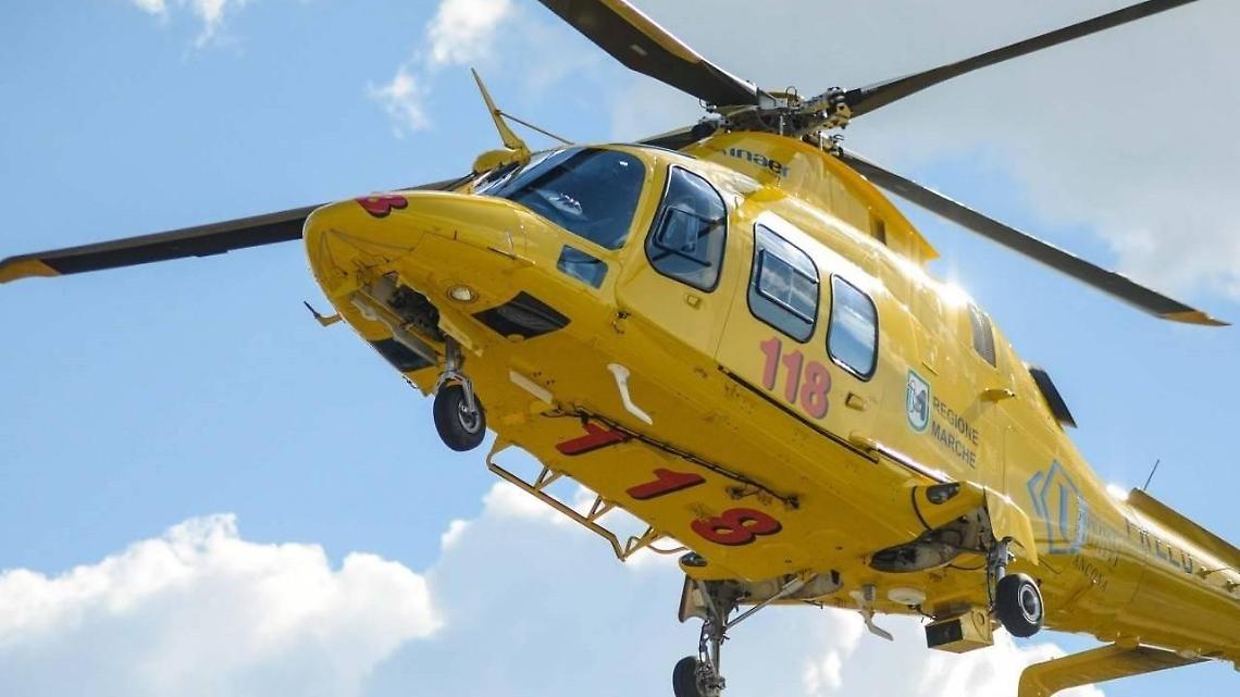 Operaio precipita da un'impalcatura: elitrasportato d'urgenza