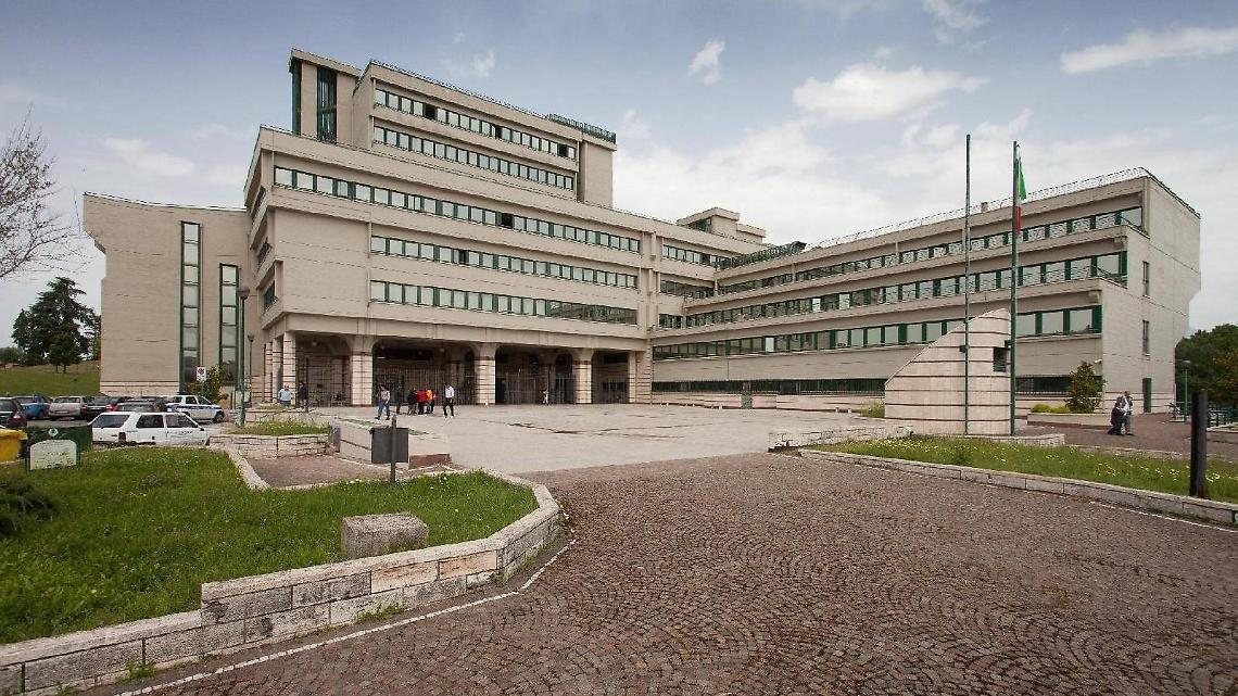 Violenza in casa e nel furgone, donna legata e abusata: condannato un romeno