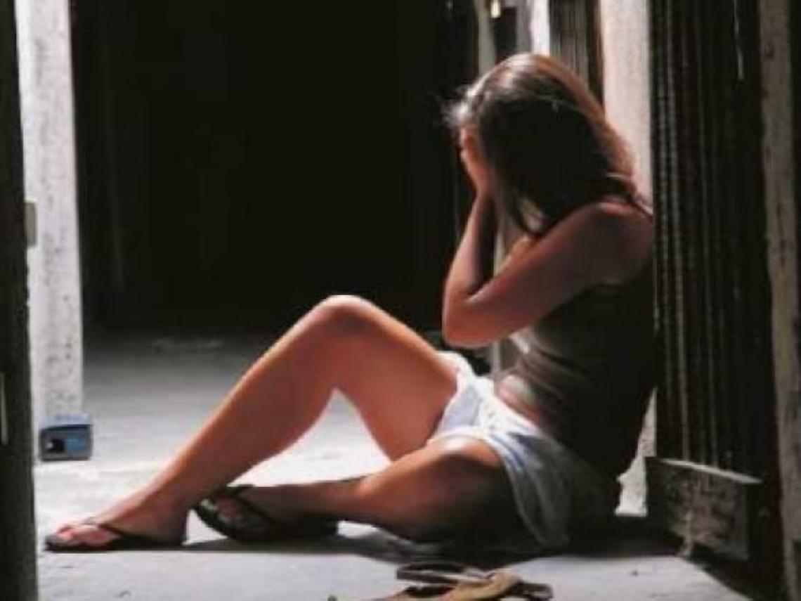 Baci, abbracci e "toccatine" alle studentesse: parte il processo al professore