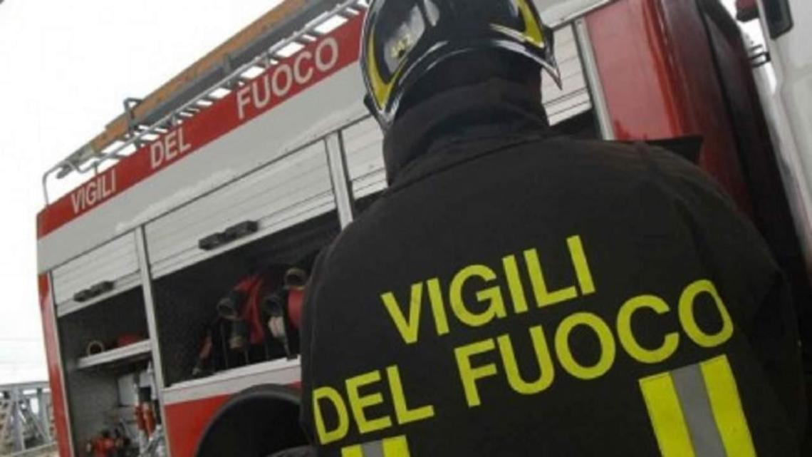 Auto distrutta dal fuoco in pieno centro: le probabili cause