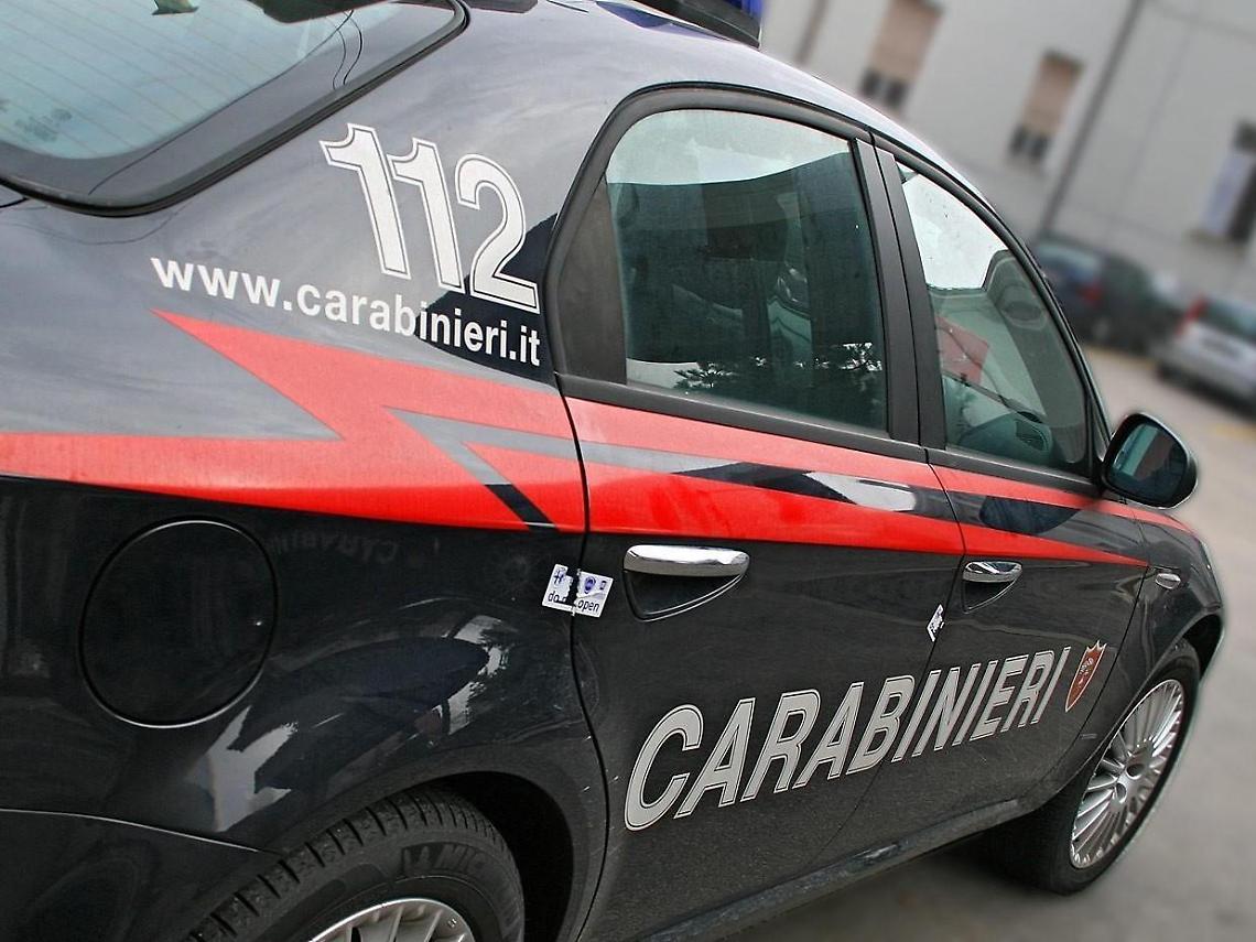 Donna urla terrorizzata dai cani, quando escono i proprietari si sfiora la rissa