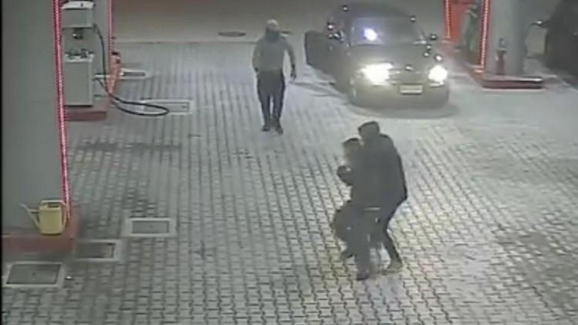 Rapine ai distributori: arrestato il "duo della Bmw nera". Inseguimenti thriller