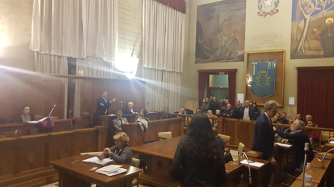 Cassino: Consiglio ad alta tensione, liti verbali e scontri fisici sfiorati