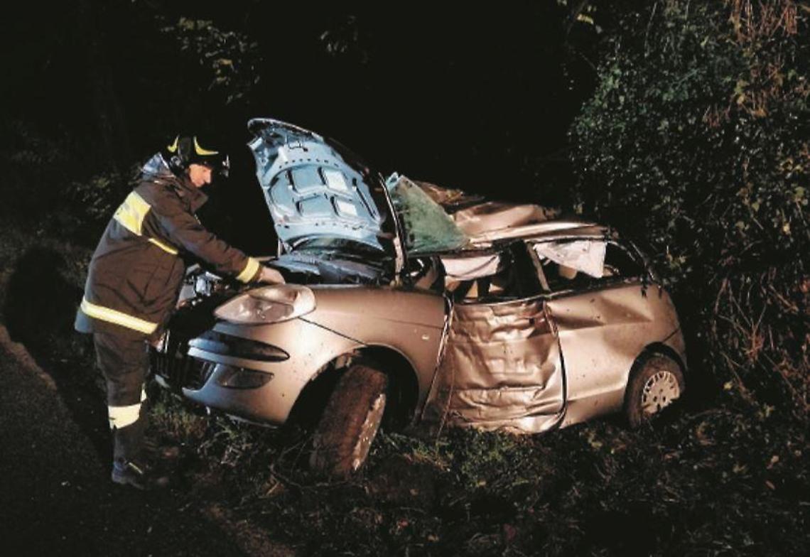 Casilina maledetta: in coma il 22enne alla guida dell'auto finita contro un pino